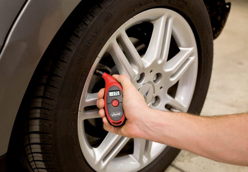 Compressed Air Tyre Gauge/-Filler - V1423 VIGOR